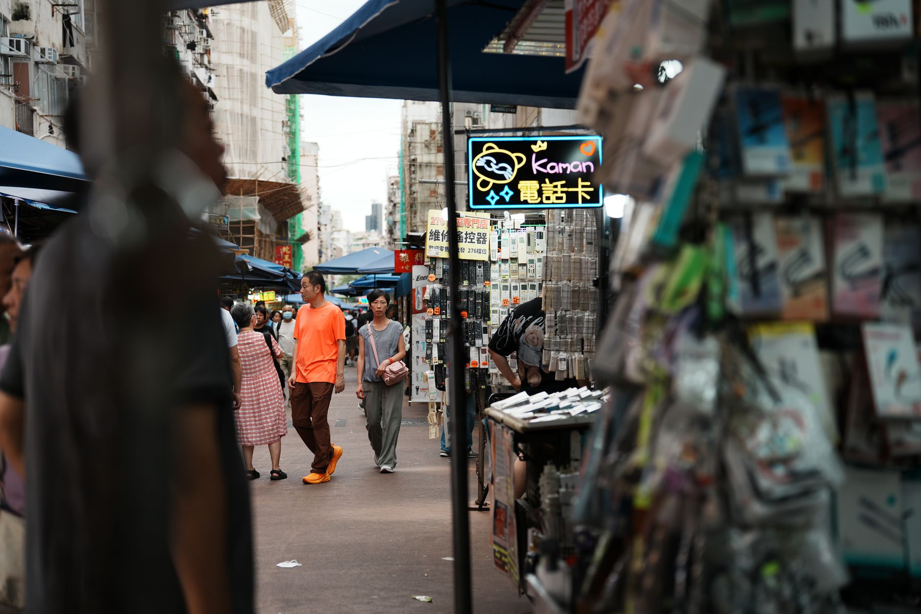 在香港工作是否需要粵語，視乎行業與崗位：經理、專業人員及輔助專業人員能同時讀寫中英文的比例分別為85.4%、91.4%及88.8%，求職時應直接向僱主確認實際語