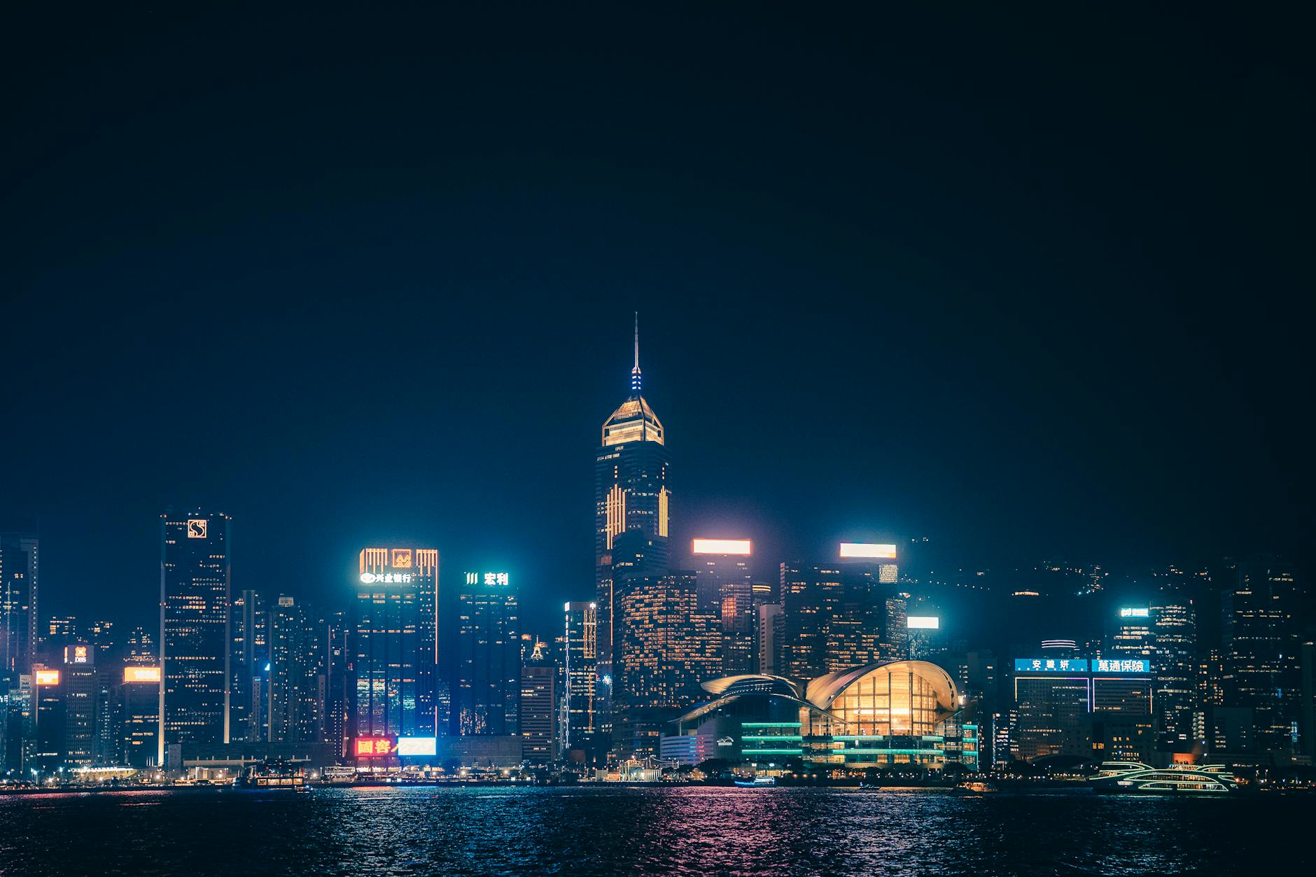 香港优才 vs 高才通：6 维度对比 + 谁该选哪个