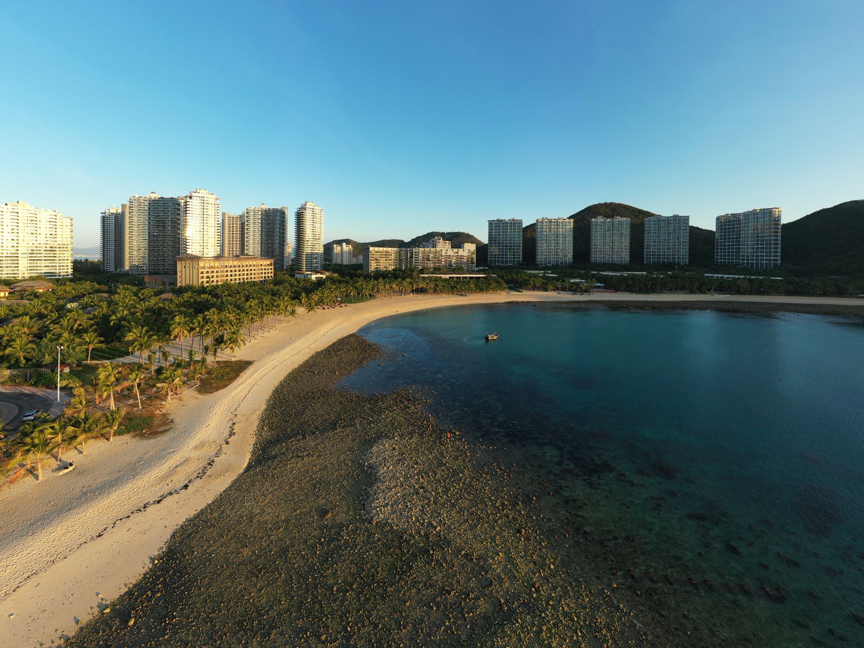 广东全年最热、旅居人次达1132.3万；海南冬季旅居占比53.6%，新疆夏季46.4%——按季节错峰选目的地，是旅居养老的第一步。数据源自行业报告转载，待原始研